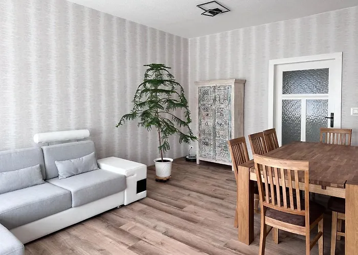 Apartment Schoene Altbauwohnung Mit Grosser Sonnenterrasse *